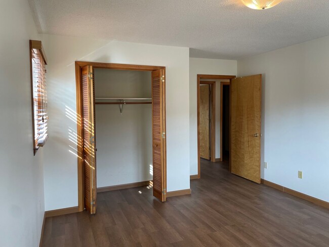 Building Photo - 3 BED, 2 BATH, WITH FULL BASEMENT WITH BAT...