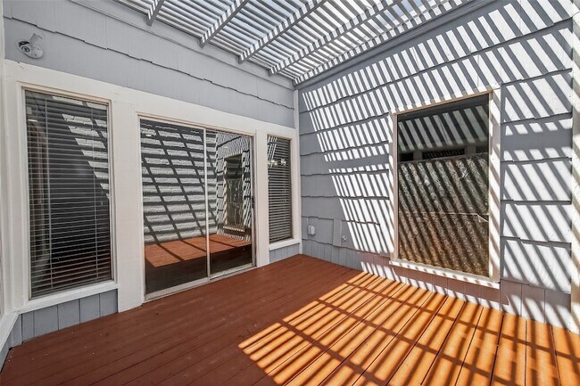 Building Photo - 4024 Breakwood Dr