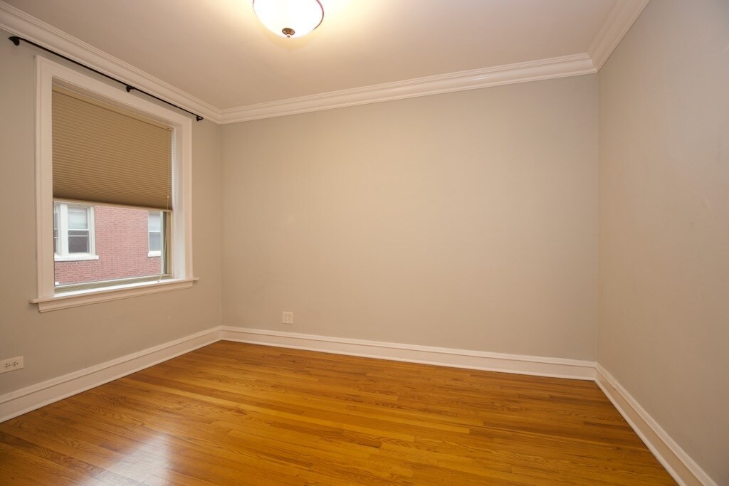 Building Photo - 519 W Surf St