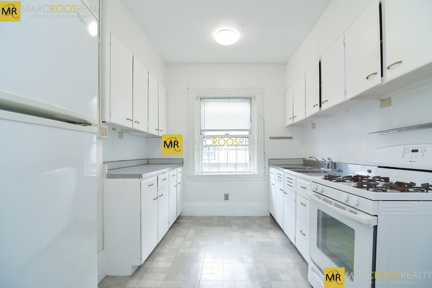 Building Photo - 923 Beacon St