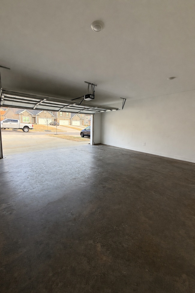 Building Photo - For Lease – Spacious Townhome in Hixson