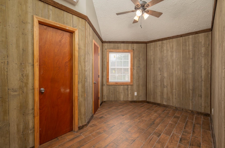 Building Photo - 704 Roundhouse Rd