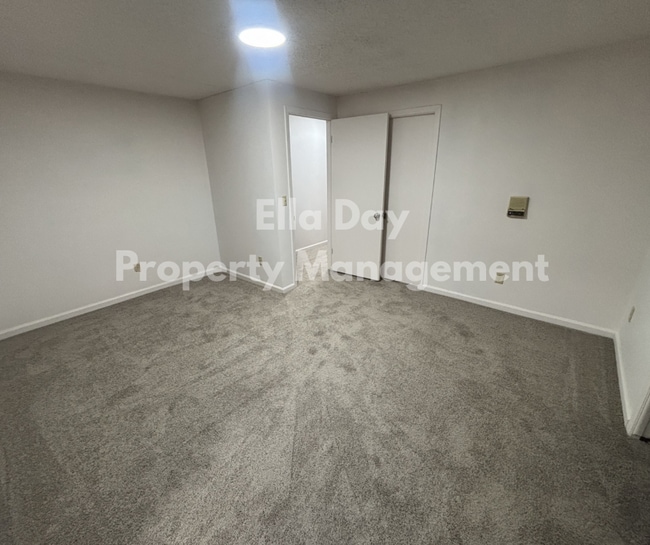 Building Photo - 2006 S White Oak Dr