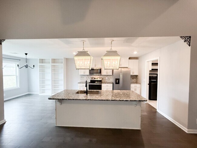 Building Photo - 3 Bedroom 3 Bathrooms located on a Cul De ...