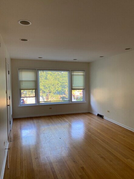 Building Photo - 3734 Ridgeland Ave