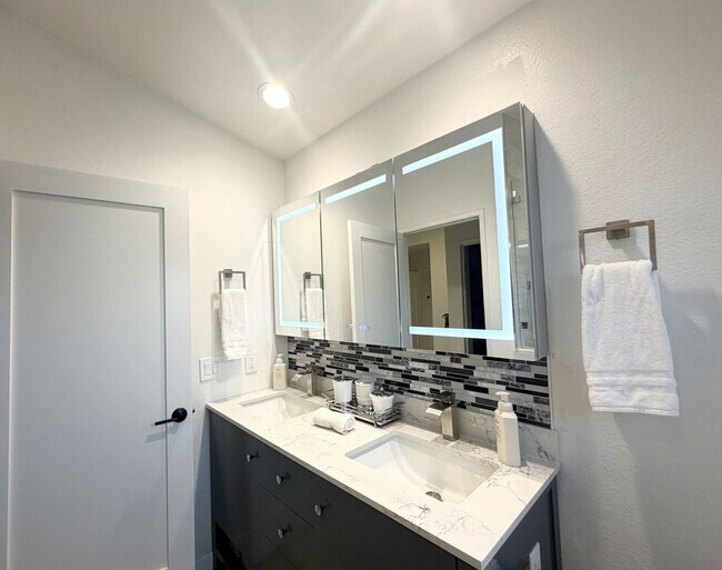 Building Photo - AVAILABLE NOW!! GORGEOUS 4 Bedroom 2 Bathroom Home in La Quinta.