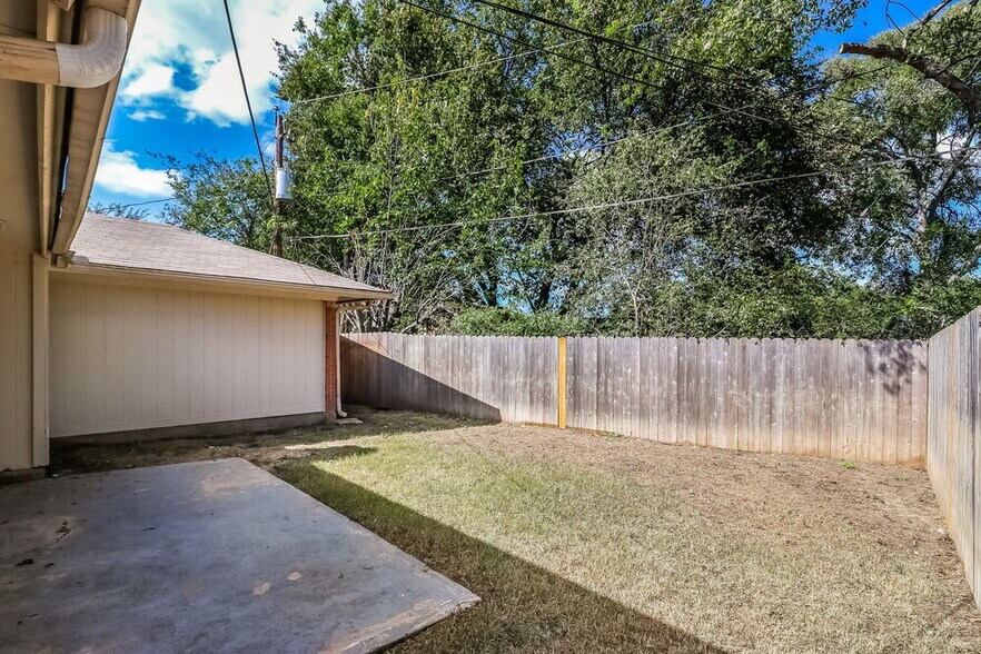 Building Photo - 8540 Whitney Dr
