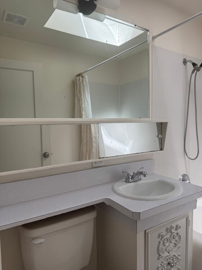 Building Photo - Beautiful 2 bedroom 1 bath Cozy Home for Rent- Minutes from Steilacoom Lake!