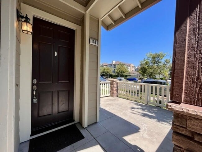 Building Photo - Beautiful 3BD/3BA, Two-Story Corner Unit C...