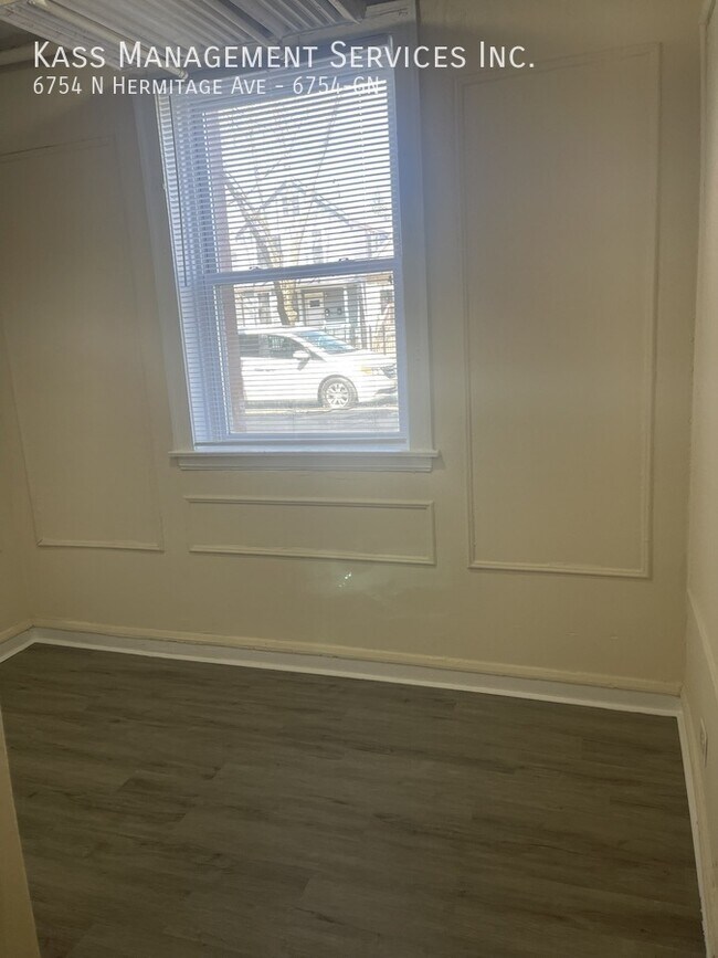 Building Photo - 6754 N Hermitage Ave