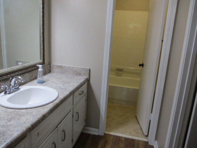 Building Photo - Updated townhome in West Augusta