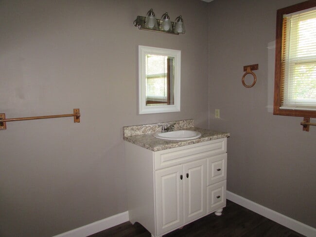 Building Photo - 3 Bedroom House Close to FLW -  New LVP Flooring May 2024!