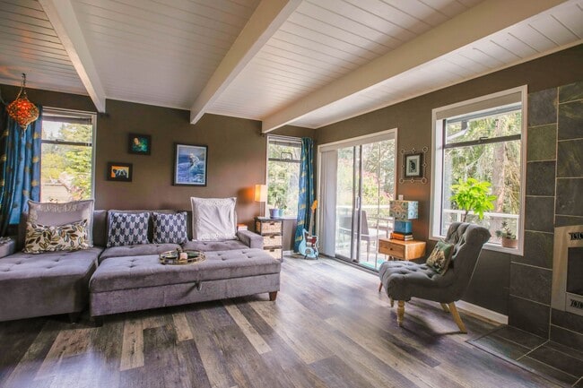 Building Photo - Lovingly Maintained with Designer Finishes...