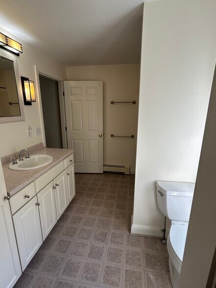 Bathroom - 50 Pine St
