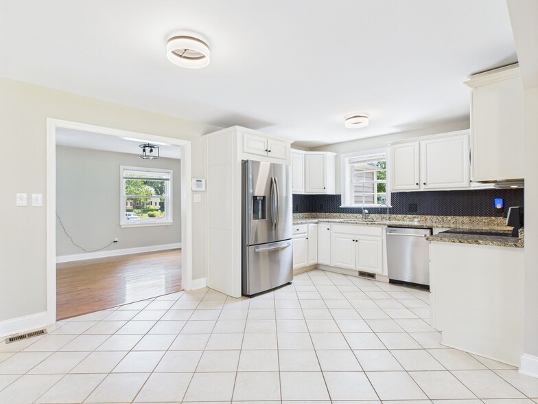Building Photo - 1310 Devers Rd