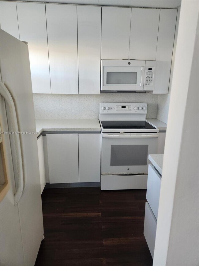 Building Photo - 8450 Sunrise Lakes Blvd