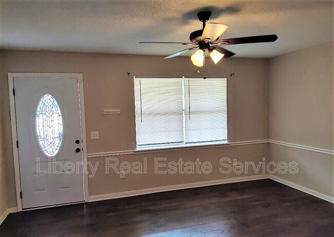 Building Photo - 734 Robin Hood Dr