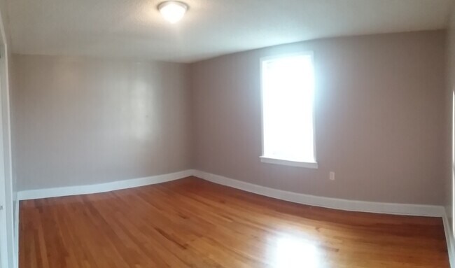 Building Photo - 405 E 5th St