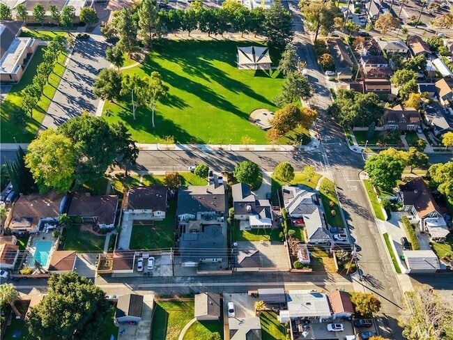 Building Photo - 215 E 2nd St