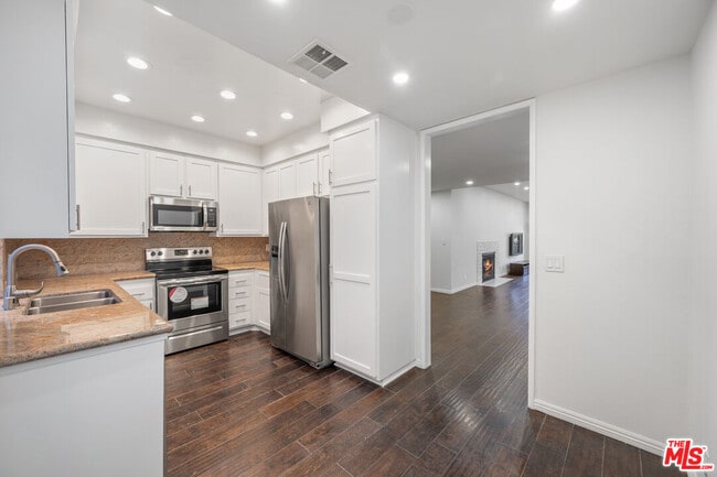 Building Photo - 310 Tahiti Way