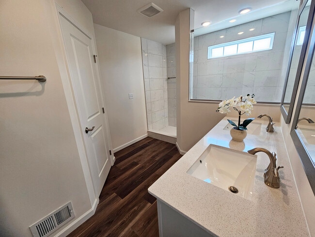 Building Photo - 6303 Sandbelt Dr