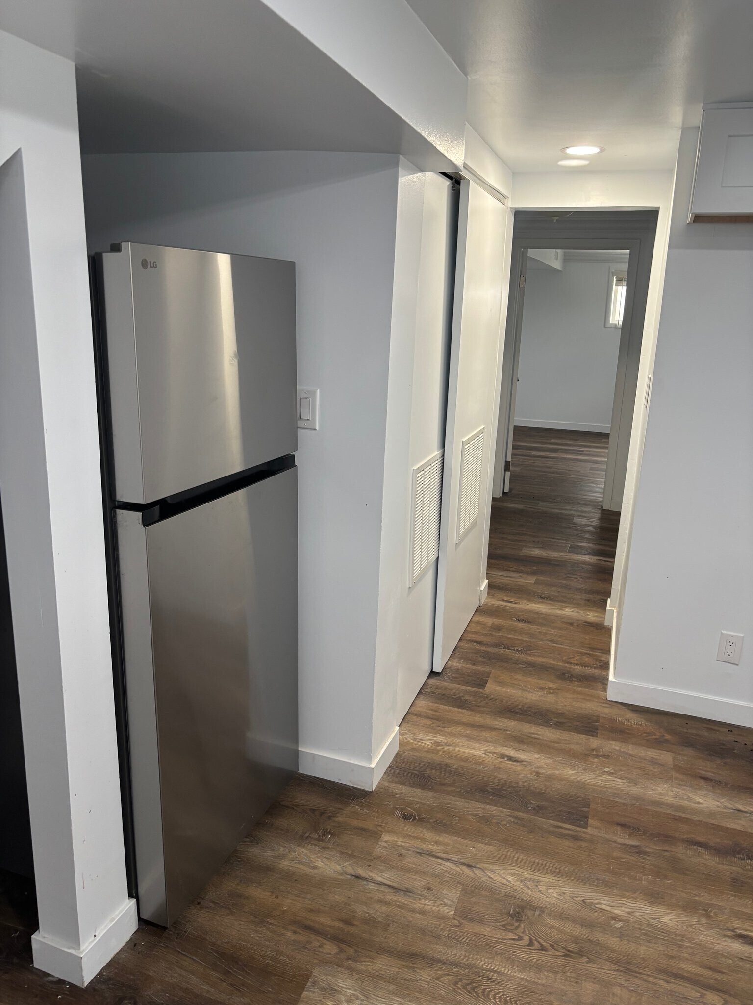 Building Photo - 1285 N 900 E