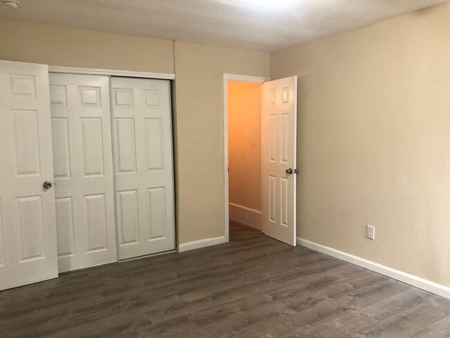 Building Photo - Recently Renovated 3 Bedroom Home! Very Spacious Living Area!! Master Bedroom with 1/2 Bath! Lots...