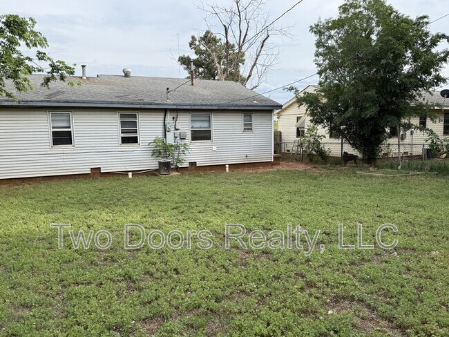 Building Photo - 605 SE 72nd St