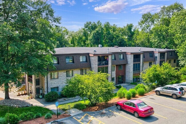 Building Photo - 7 Greenbriar Dr