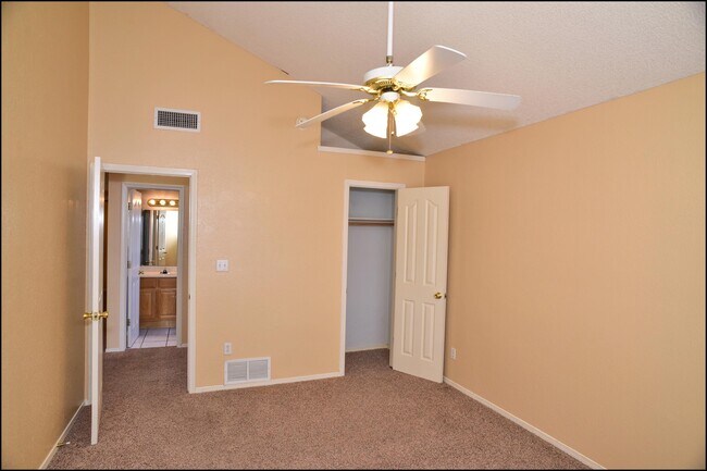 Building Photo - 2041 Shadow Ridge Dr