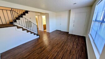 Building Photo - 2751 Park Dale Dr