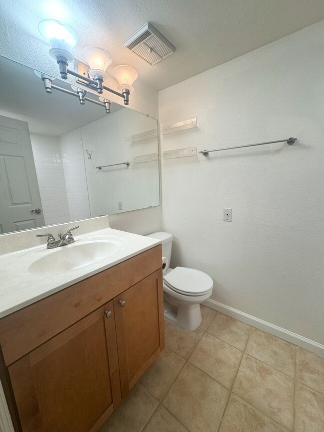 Building Photo - Beautiful Condo in the Fountains near beaches