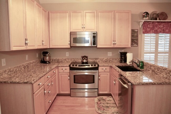Building Photo - Available in August!  3 Bedroom 2 1/2 Bath...