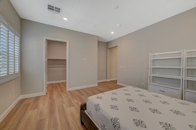 Building Photo - Mira Villa