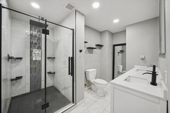 Building Photo - 11811 Algonquin Dr