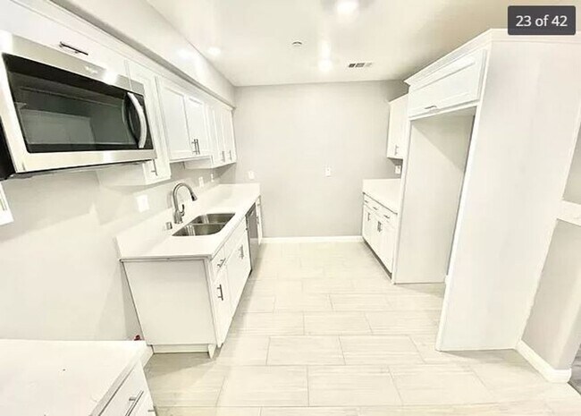 Building Photo - BROADWAY (10611)