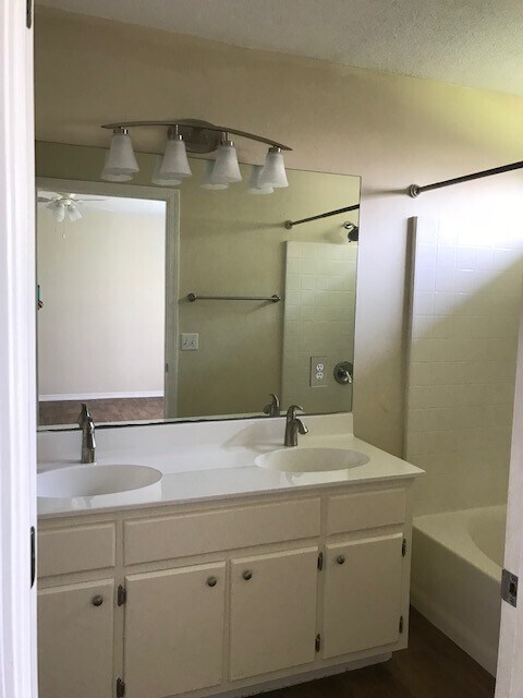 Building Photo - Convenient Location to Hulrburt Field