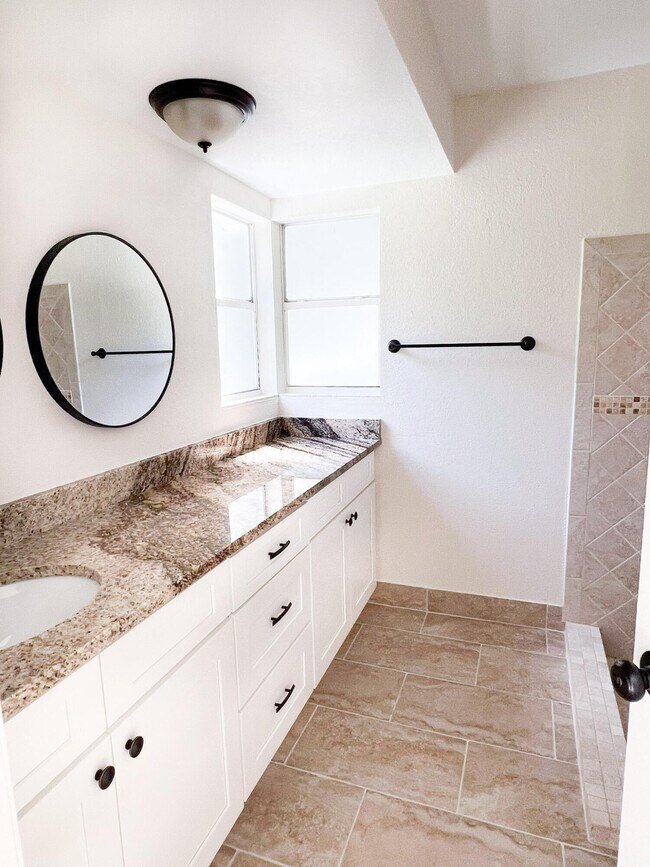 Building Photo - 643 NW Grenada St