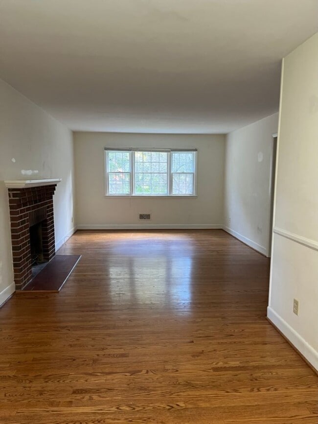 Primary Photo - Cute 3 bedroom home with garage/ work spac...