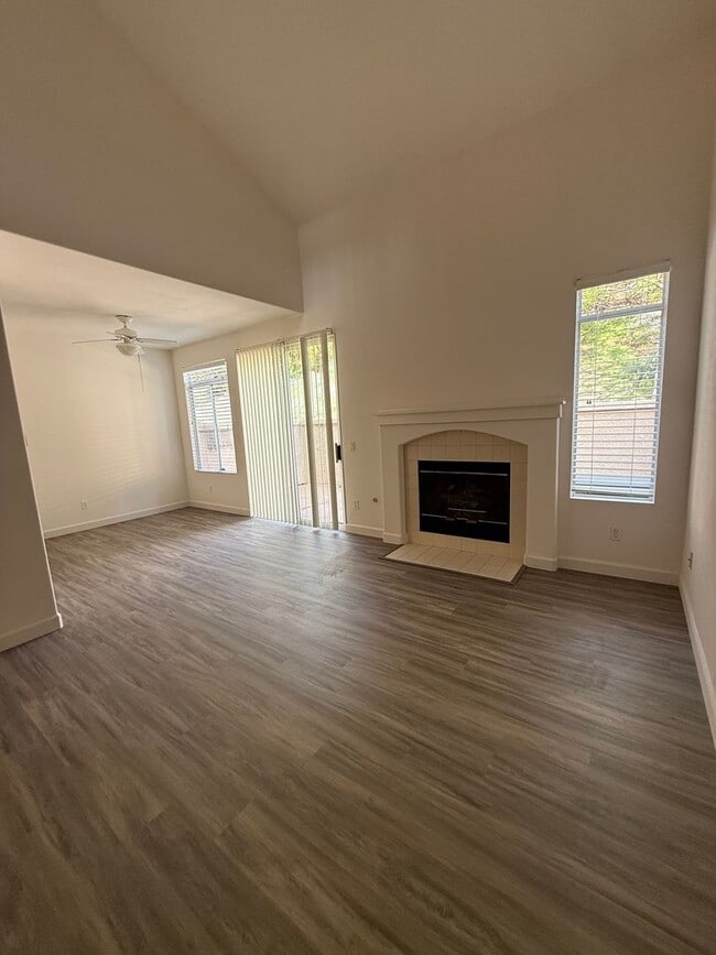 Building Photo - Terrific 2br/2Ba Townhome in La Cresta -  ...