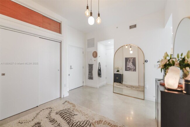 Building Photo - 725 NE 22nd St