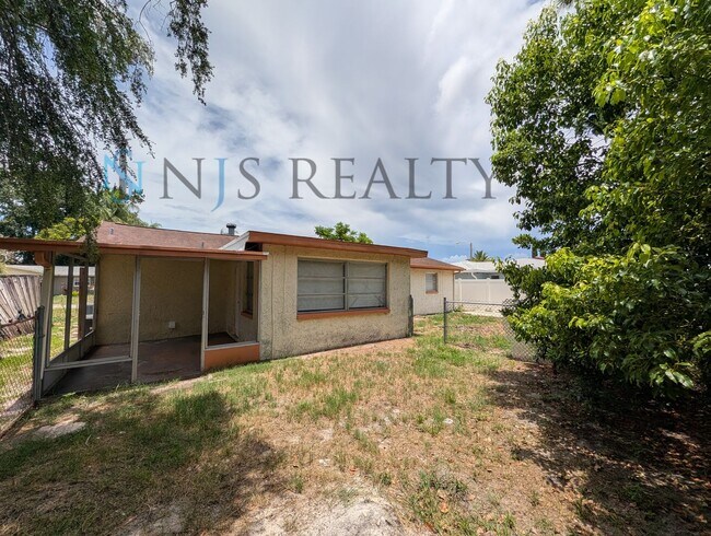Building Photo - 3 bed,2 bath ~ With garage, workshop & shed!! NEW floors, NEW paint! Updated bathroom & kitchen w...