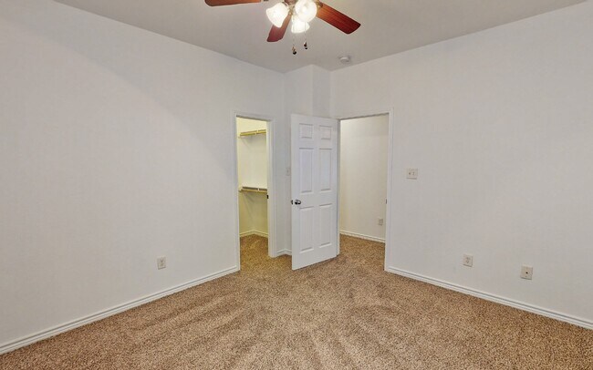Building Photo - One Block to A&M! Kyle Field walking distance! Newly remodeled, all appliances, 5 bd/4 bth across...