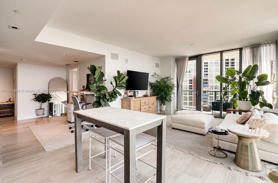 Building Photo - 1451 Brickell Ave