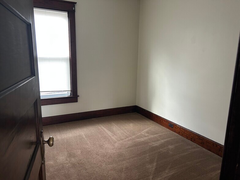 Building Photo - 2 Romeyn Ave