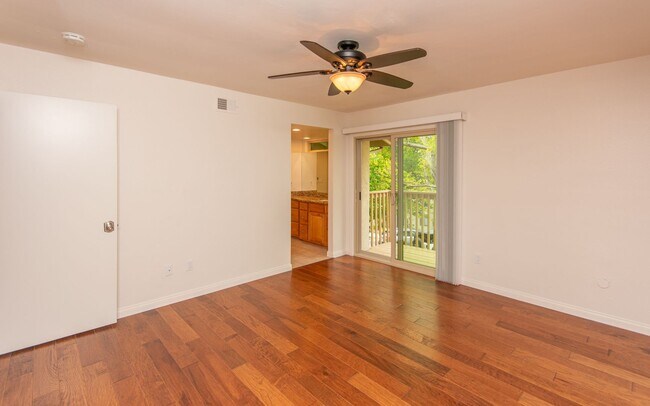 Building Photo - 3 Bedroom, 2.5 Bathroom Townhome!