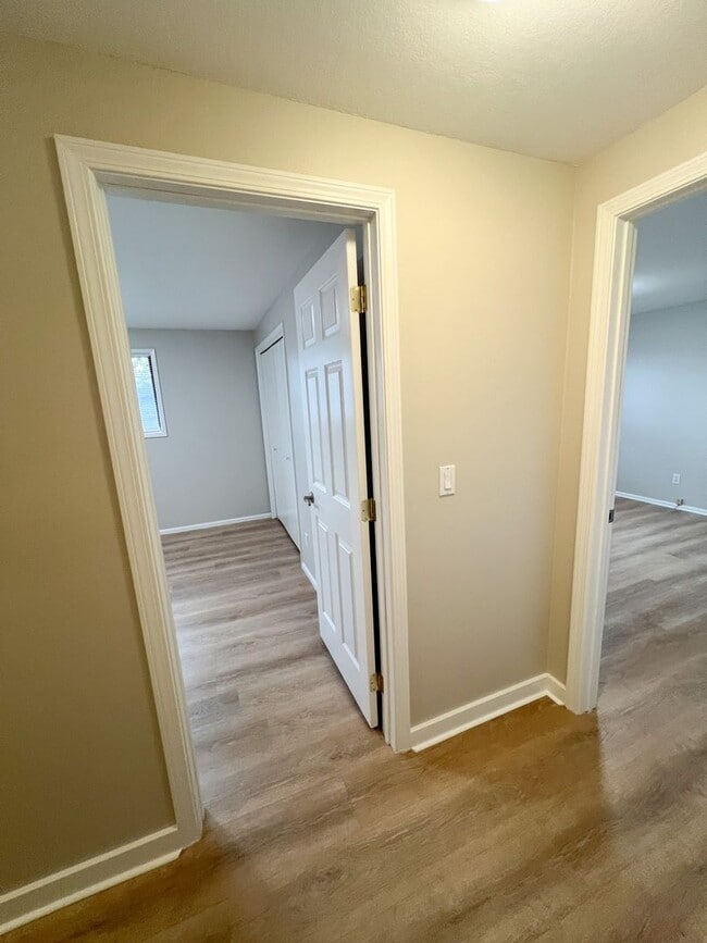 Building Photo - 3 Bedroom, 2 bath 1836 sqft House in Sunset Village