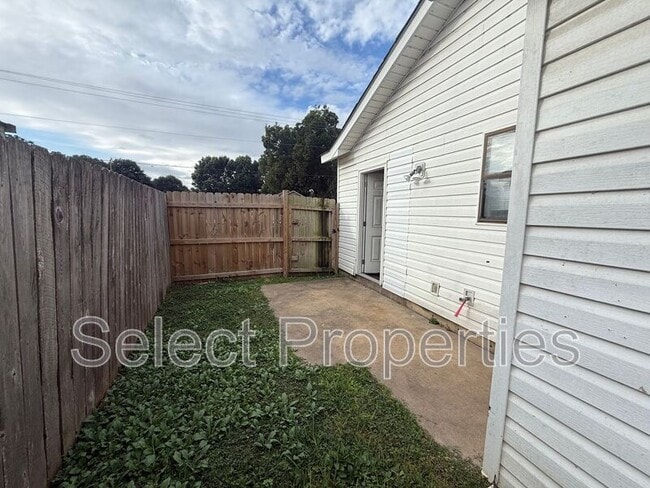Building Photo - 1618 W Matthews Ave