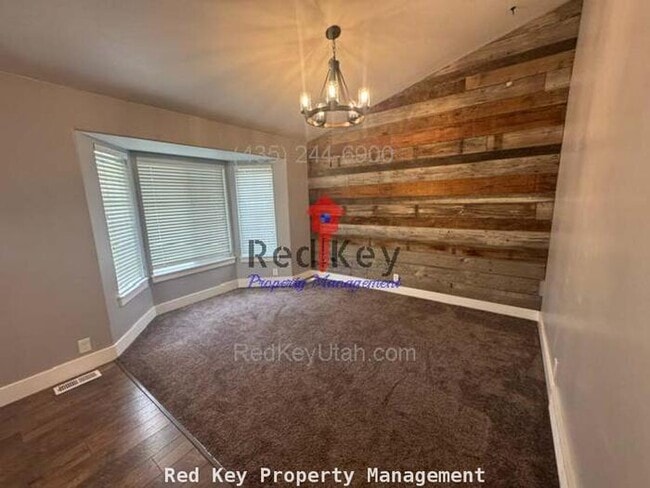 Building Photo - 176 Country Club Dr