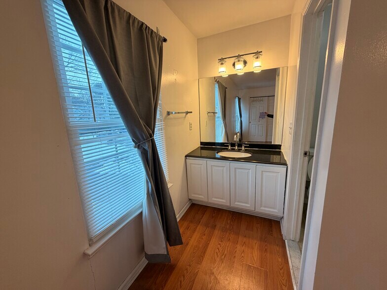 Building Photo - 11 Van Pelt Ct